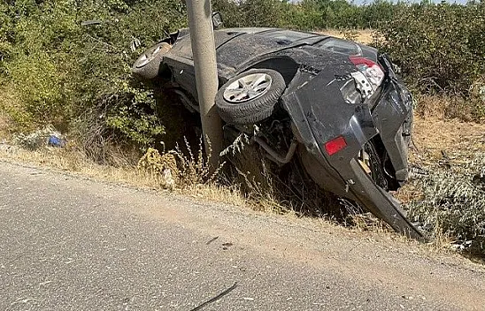 Direğe çarpan otomobil hurdaya döndü