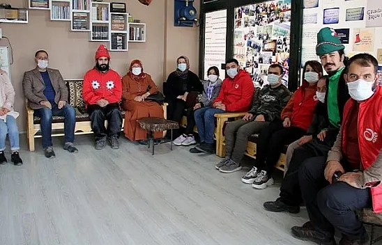 Down sendromlu iki arkadaşa doğum günü sürprizi