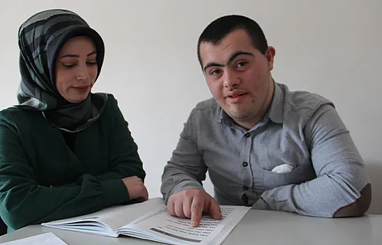 Down sendromlu Mustafa okuma yazmayı öğrendi