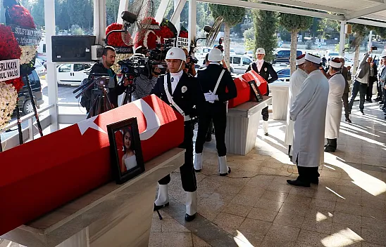 Ecrin ve babası son yolculuğuna uğurlandı