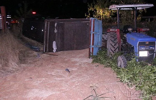 Otomobil, buğday yüklü römorka çarptı! Yaralılar var