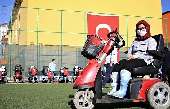 Elazığ'da 'Engelleri kaldırıyoruz' projesi ile 80 adet akülü araç verildi