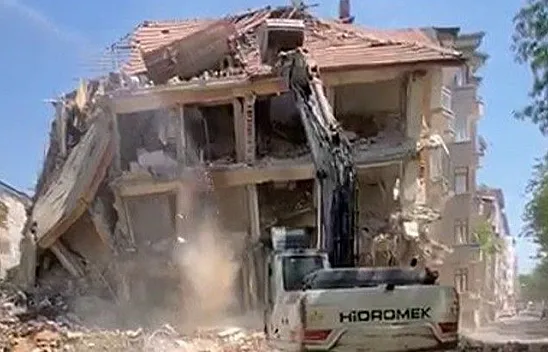 Elazığ'da 'korna' sesi ile 4 katlı bina yıkıldı