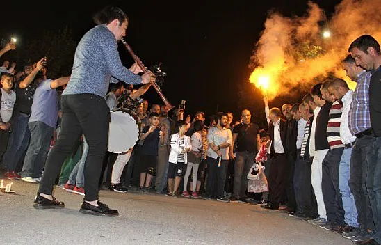 Elazığ'da 'meşaleli' ve 'havai fişekli' sahur halayı
