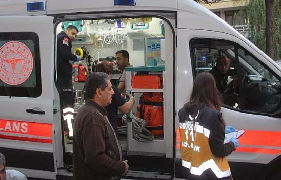 Elazığ'da 8 katlı binadan beton parçası düştü! Yaralılar var