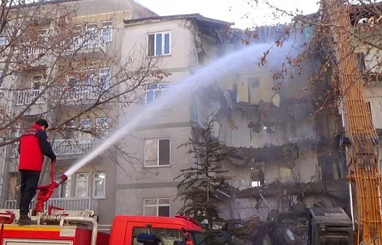 Acil yıkım kararı verilen binalar tek tek yıkılıyor