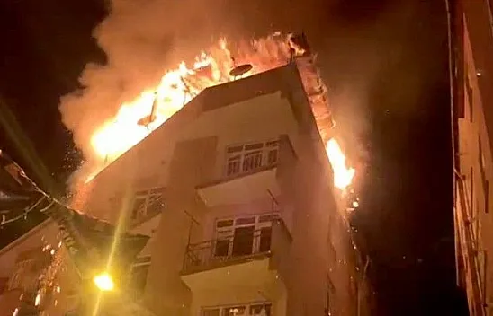 Elazığ'da binanın çatısı cayır cayır yandı