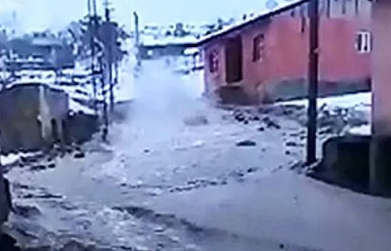 Elazığ'da boru patladı, evleri su bastı