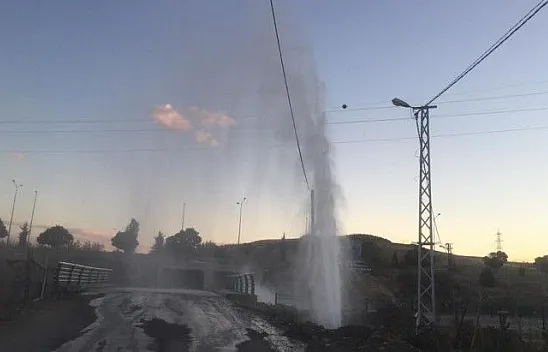 Boru patlayınca su metrelerce yükseldi