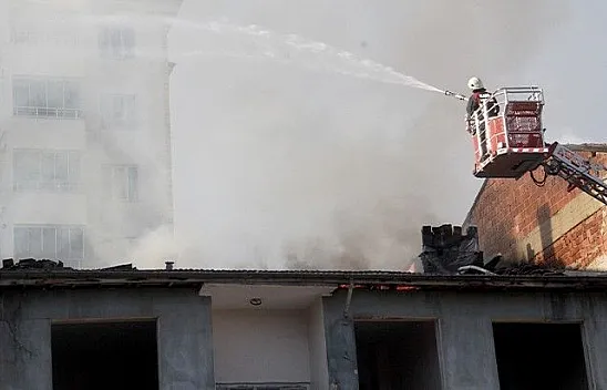Elazığ'da çatı yangını iki binaya sıçradı