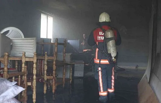 Depoda çıkan yangında 1 kişi dumandan etkilendi