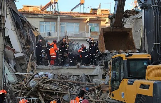 Depremin etkileri gün ağarınca ortaya çıktı