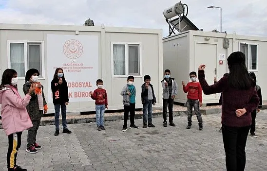 Elazığ'da depremzede çocuklardan,  İzmirli akranlarına 'sessiz' destek