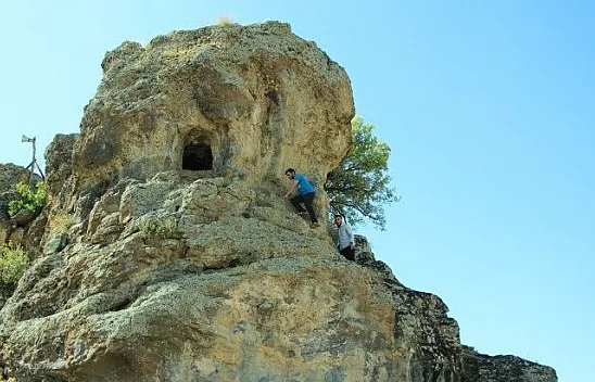 Elazığ'da dikkat çeken 'Delikli Kaya'