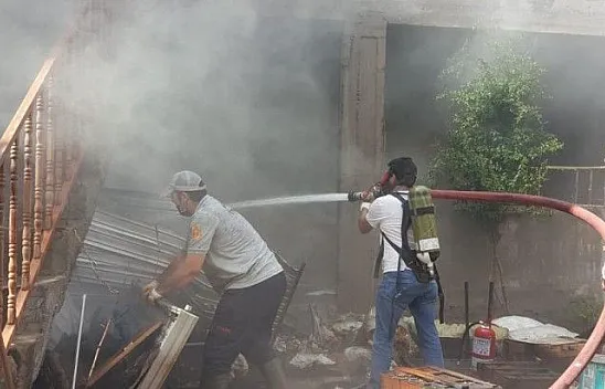 Elazığ'da ev yangını ! 2 kişi dumandan etkilendi