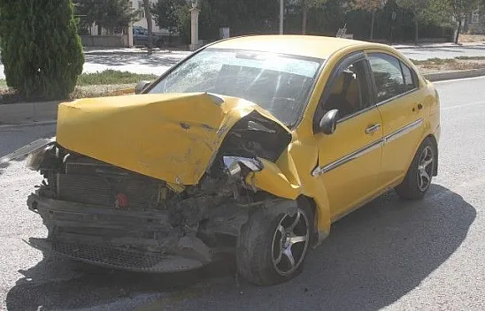 Elazığ'da hafif ticari araç ile otomobil çarpıştı