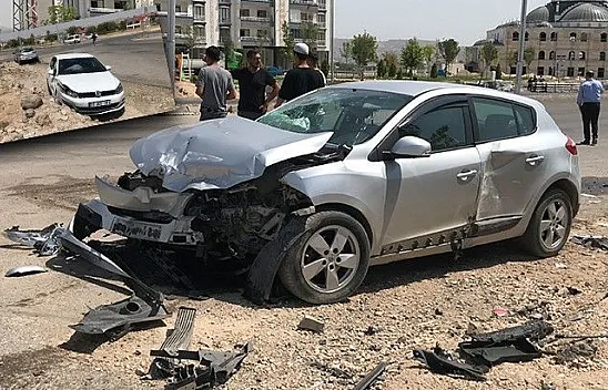 Elazığ'da iki otomobil çarpıştı! Yaralılar var...