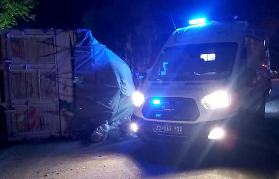 Elazığ'da kamyon devrildi