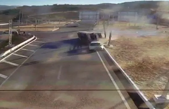 Kamyon ile otomobilin çarpışma anı kameralara yansıdı