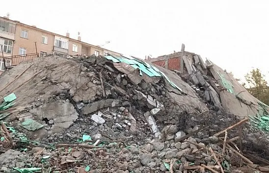 Elazığ'da kontrollü yıkımda hasarlı bina bakın nasıl çöktü