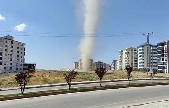 Elazığ'da mini hortum kameralara yansıdı