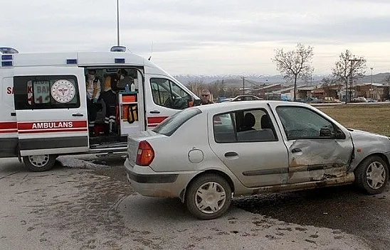 Elazığ'da minibüs ile otomobil çarpıştı: 1'i çocuk 4 yaralı