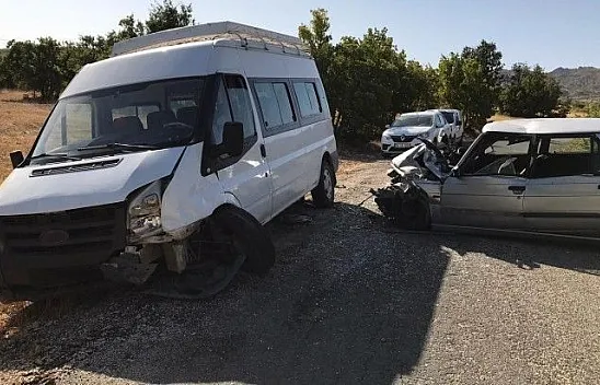 Elazığ'da minibüs ile otomobil çarpıştı! Çok sayıda yaralı var