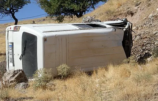 Elazığ'da minibüs şarampole yuvarlandı