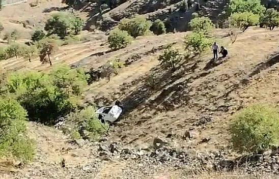 Otomobil 150 metreden aşağı yuvarlandı.. Yaralılar var