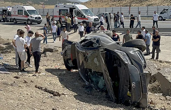 Elazığ'da otomobil devrildi: Çok sayıda yaralı var