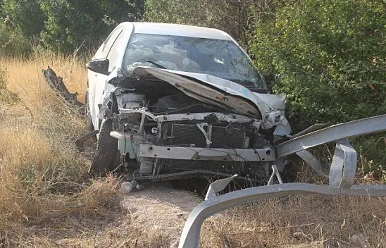 Otomobil direğe çarptı! Yaralılar var