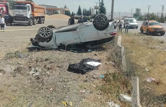 Elazığ'da otomobil takla attı