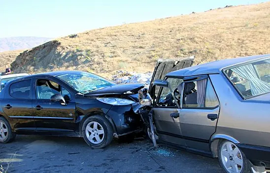 Otomobiller kafa kafaya çarpıştı