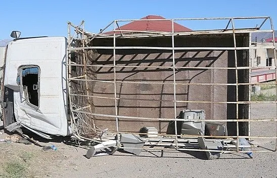 Direksiyon hakimiyeti kaybolan pikap devrildi