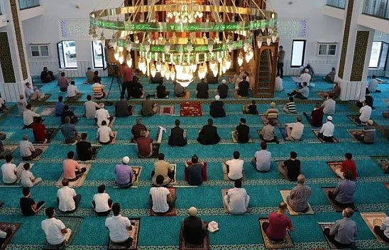 Elazığ'da sosyal mesafeli bayram namazı