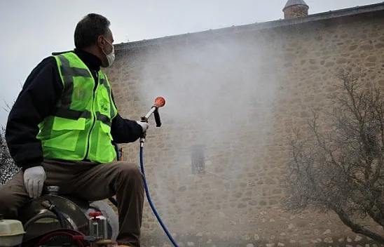 Elazığ'da tarihi mahalle Korona virüsüne karşı dezenfekte edildi
