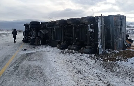 Elazığ'da tır devrildi