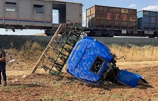 Elazığ'da tren kazası! Traktör ikiye bölündü