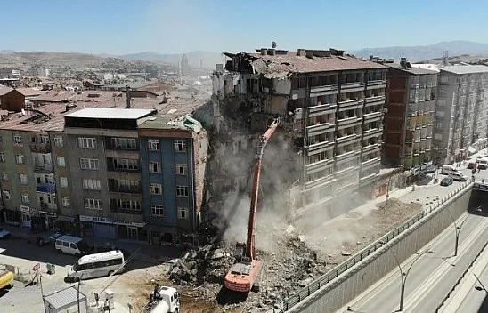 Elazığ'da yıkımlar hızlandırıldı, 16 noktada çalışma başladı