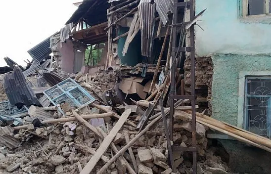 Elazığ'daki şiddetli yağış 2 kerpiç evi yıktı