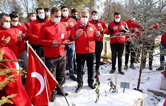 Elazığ depreminde hayatını kaybedenler kabri başında anıldı