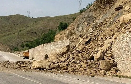 Elazığ-Keban yolunda heyelan