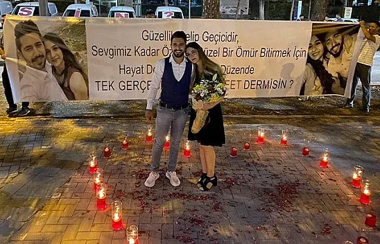 Elazığ Öğretmenevi önünde sıra dışı evlilik teklifi