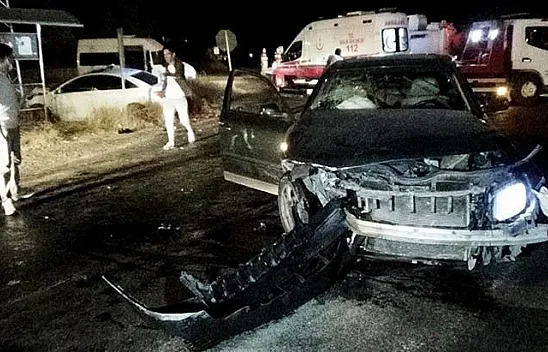 Elazığ plakalı iki otomobil kafa kafaya çarpıştı! Yaralılar var...