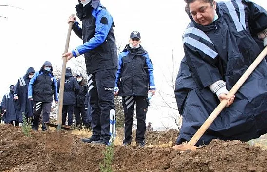 Elazığ polisi, depremlerde hayatını kaybedenlerin anısına fidan dikti