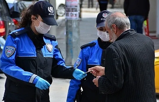 Elazığ polisi hem alış veriş yapıyor, hem sokakta vatandaşı uyarıyor