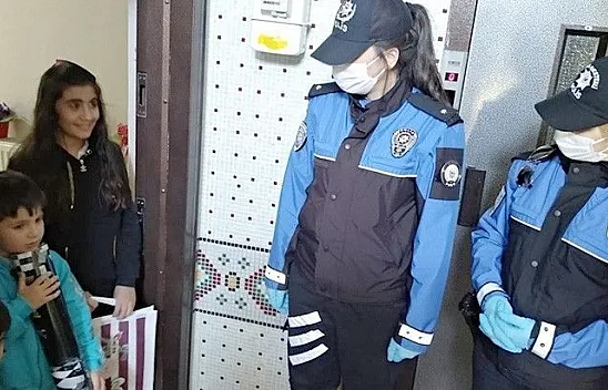 Elazığ polisinden çocuklara kitap servisi