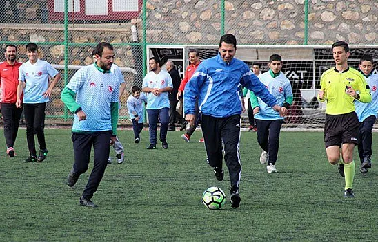 Elazığ protokolü, özel bireylerle futbol oynadı