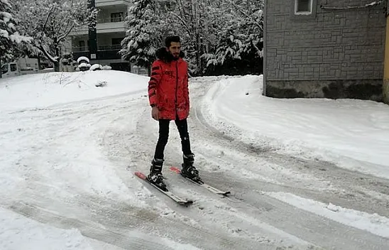 Elazığ sokaklarında kayak yaparak gezdiler