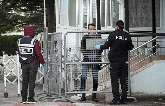 Elazığ'da 8 katlı apartman karantinaya alındı